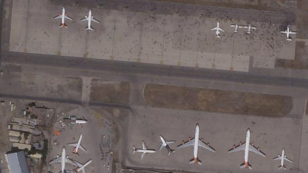 <p>Das Satellitenfoto zeigt Menschenmengen auf dem Rollfeld des Kabul International Airport.</p>