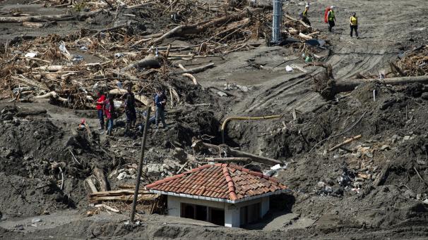 <p>Rettungskräfte stehen in Bozkurt zwischen Schutt und Trümmern neben einem Haus, das von Erde umgeben ist. In der türkischen Schwarzmeerregion führten heftige Regenfälle in den vergangenen Tagen zu den schlimmsten Überflutungen seit Jahren.</p>