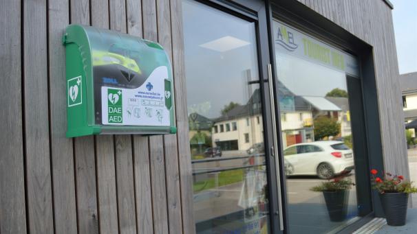 <p>Am Tourist-Info in Montenau hängt der Defibrillator an der Außenwand neben dem Eingang.</p>