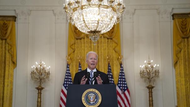 <p>US-Präsident Joe Biden,spricht im Ostzimmer des Weißen Hauses über die Situation Afghanistan. Trotz der raschen Machtübernahme durch die Taliban hat US-Präsident Biden den von ihm angeordneten Abzug des US-Militärs aus Afghanistan verteidigt.</p>
