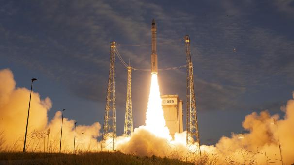 <p>Eine Vega-Trägerrakete startet auf dem europäischen Weltraumbahnhof Kourou.</p>