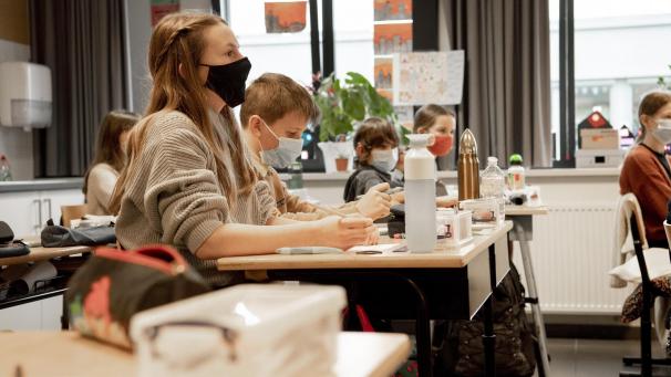 <p>Die Maskenpflicht in den Schulen der DG soll gelockert werden. Eine endgültige Entscheidung trifft der Konzertierungsausschuss am Freitag.</p>