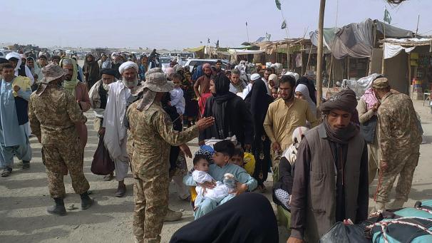 <p>Pakistanische Soldaten überprüfen die Papiere von Menschen, die die Grenze zu Afghanistan an einem Grenzübergang überqueren.</p>