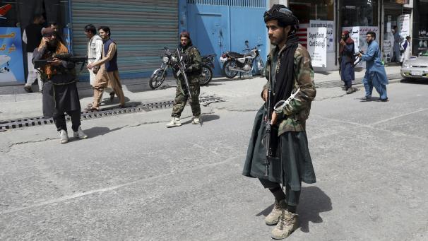 <p>Taliban-Kämpfer patrouillieren im Viertel Wazir Akbar Khan: Die Taliban versicherten am Dienstag, dass die Sicherheit von Botschaften und der Stadt Kabul gewährleistet sei, auch setzten sie sich für die Rechte von Frauen im Rahmen der islamischen Scharia ein.</p>