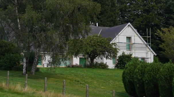 <p>In diesem Haus an der Rue de Houffalize in Gouvy fand die Polizei am Sonntag drei Leichen auf.</p>