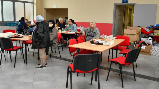 <p>In den Tagen nach der Hochwasserkatastrophe hat das Belgische Rote Kreuz in den betroffenen Gemeinden täglich an die 10.000 Mahlzeiten verteilt.</p>