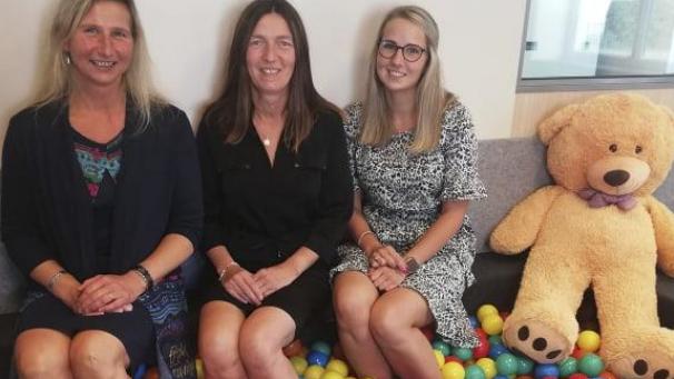 <p>Sally Bach, Birgit Jacquet-Klein und Heidi Bach-Flemmings (v.r.) bieten als Tagesmütter zwölf Betreuungsplätze im „Zwergenland“.</p>