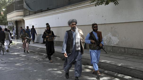 <p>Taliban-Kämpfer patrouillieren im Viertel Wazir Akbar Khan in der afghanischen Hauptstadt Kabul. Die Taliban versicherten in dieser Woche, dass die Sicherheit von Botschaften und der Stadt Kabul gewährleistet sei, auch setzten sie sich für die Rechte von Frauen im Rahmen der islamischen Scharia ein, hieß es.</p>