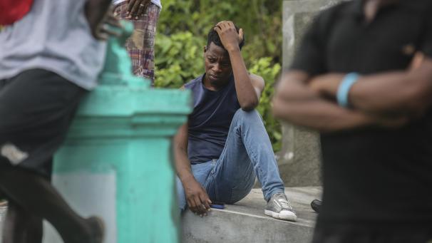 <p>Ein Verwandter nimmt an der Beerdigung von Francois Elmay teil, nachdem sein Leichnam aus den Trümmern eines durch das Erdbeben zerstörten Hauses geborgen wurde.</p>