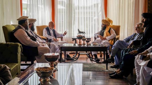 <p>Auf diesem von den Taliban veröffentlichten Foto treffen sich Hamid Karsai (M,l-r), ehemaliger Präsident von Afghanistan, Anas Hakkani, hochrangiger Führer der Hakkani-Gruppe, Abdullah Abdullah, Vorsitzender des Nationalen Rats für Versöhnung, sowie weitere Mitglieder der Taliban-Delegation. Das Treffen fand nach der Blitzoffensive der Taliban statt, bei der die Kämpfer die Hauptstadt Kabul einnahmen.</p>