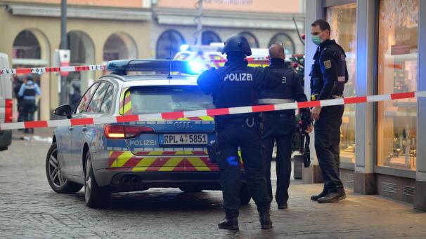 <p>Einsatzkräfte von Polizei stehen nahe der Fußgängerzone in Trier, in der ein Auto mehrere Menschen erfasst und tödlich verletzt hatte: Fast neun Monate nach der tödlichen Amokfahrt beginnt der Prozess gegen den mutmaßlichen Täter.</p>