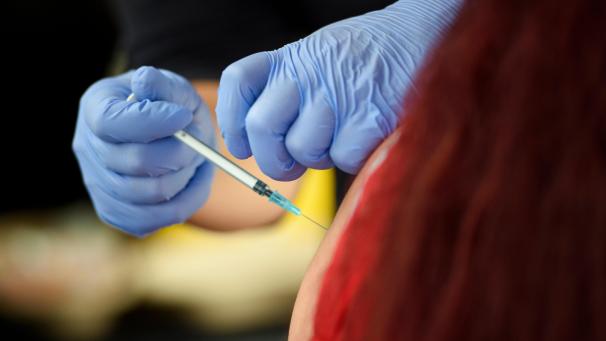 <p>Gesunde 12- bis 15-Jährige können sich in Belgien auf eigene Initiative hin gegen Corona impfen lassen, doch dem müssen dann deren Eltern zustimmen.</p>