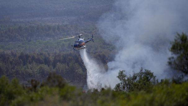 <p>Ein Hubschrauber wirft Wasser auf einen Waldbrand in der Nähe von Le Luc.</p>