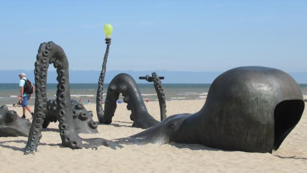 <p>Hier erkennt man das Werk „Touching To Sea You Through Our Extremities“ von Laure Prouvost. Sie gehört zu den rund 20 Künstlern, die dieses Jahr an der Beaufort 21 teilnehmen, eine der wohl ungewöhnlichsten Triennalen, denn sie bespielt die Deiche, Strände und Dünen der über 60 Kilometer langen belgischen Küste.</p>