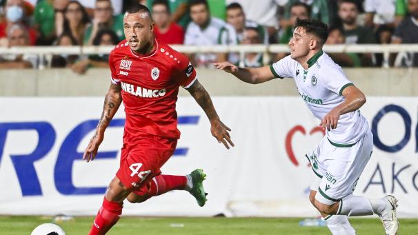 <p>Auch Radja Nainggolan (links) konnte die peinliche Niederlage nicht abwenden: Antwerp scheiterte vorerst an Nikosia um den starken Loizos Loizou (rechts).</p>