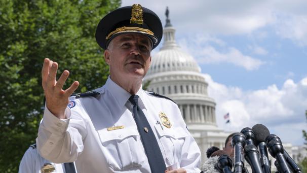<p>Tom Manger, Chef der Kapitol-Polizei, spricht zu Journalisten.</p>