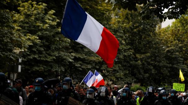 <p>In Frankreich sind in den letzten Wochen etliche Menschen gegen die geplante Verschärfung der Corona-Maßnahmen auf die Straße gegangen.</p>