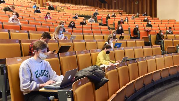 <p>Hörsaal an der Universität Neu-Löwen.</p>