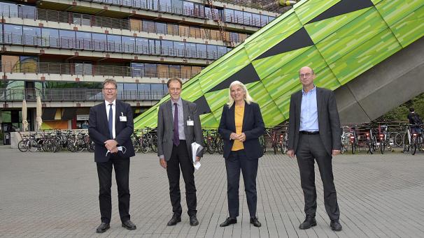 <p>Peter Asché, Kaufmännischer Direktor, Thomas H. Ittel, Ärztlicher Direktor und Vorstandsvorsitzender, sowie Stefan Uhlig, Dekan der Medizinischen Fakultät, begrüßen NRW-Ministerin Isabel Pfeiffer-Poensgen vor der Uniklinik RWTH Aachen.</p>