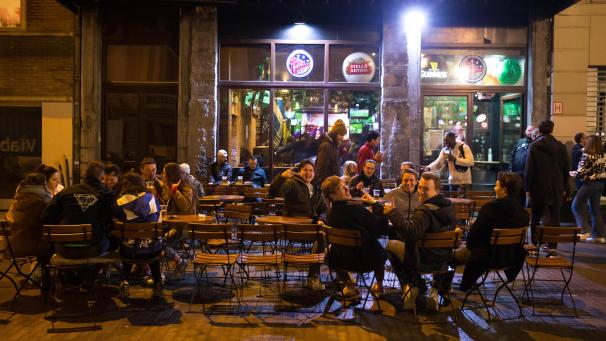 <p>Ab 1. September soll in den Cafés und Restaurants die Normalität zurückkehren.</p>