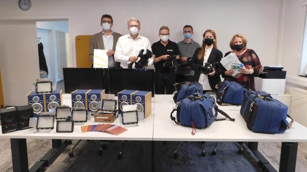 <p>Christian Köllmer (Verantwortlicher für die Offenen Kanäle, Medienanstalt RLP), Dr. Marc Jan Eumann (Direktor Medienanstalt Rheinland-Pfalz), Jean-Marie Richter (VoG Filmwerkstatt), Oliver Hirschfeld (VoG Filmwerkstatt), Ministerin Isabelle Weykmans sowie Rita Bertemes (von links) beim Gruppenbild</p>