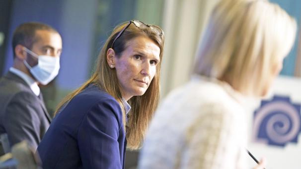 <p>Sammy Mahdi, Sophie Wilmès und Ludivine Dedonder (v.l.n.r.) berichteten über den Stand der Dinge bei der Evakuierungsmission unsere Landes in Afghanistan.</p>