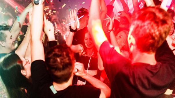 <p>Belgier erhalten viele Freiheiten zurück. Illustrativ ist u.a. die Rückkehr des Nachtlebens.</p>