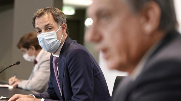 <p>Premier Alexander De Croo (Open VLD) hat im Anschluss an das Treffen des Konzertierungsausschuses am Freitag neue Lockerungen der Corona-Maßnahmen verkündet.</p>