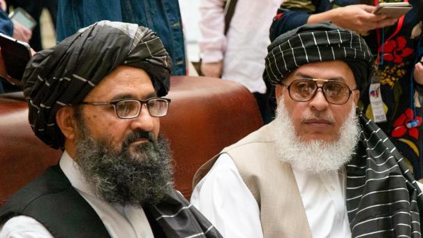 <p>Mullah Abdul Ghani Baradar (links), Vize-Chef der Taliban aus Afghanistan, und Scher Mohammed Abbas Staneksai (Bildmitte), Verhandlungsführer der Taliban, sprechen zu Journalisten.</p>