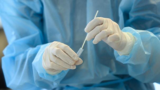 <p>Nach Angaben von Sciensano haben hierzulande die Krankenhausaufnahmen und die Neuinfektionen zuletzt „nur“ leicht zugenommen.</p>