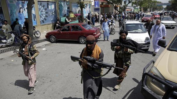 <p>Schwer bewaffnete Taliban-Kämpfer patrouillieren nach ihrer Machtübernahme durch Kabul.</p>