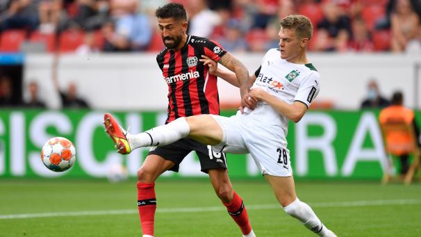 <p>Leverkusens Kerem Demirbey (links) in Aktion gegen Matthias Ginter von Gladbach.</p>