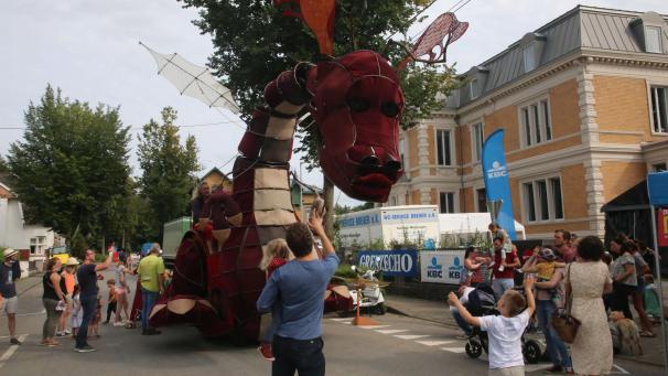 <p>Eine freurige Überraschung für die Kinder: Am Samstag belebte ein Dache den Ortsteil Bellmerin.</p>