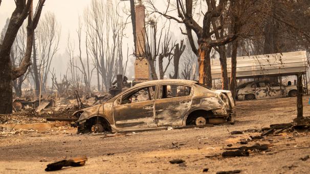 <p>Ein vom Dixie-Feuer zerstörten Auto steht in Greenville: Mehr als 10.000 Feuerwehrleute kämpfen in Kalifornien gegen ein Dutzend größere Waldbrände an.</p>