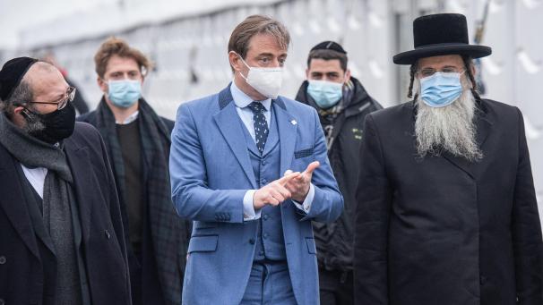 <p>Bart De Wever - hier mit einigen Vertretern der jüdischen Gemeinschaft zu sehen - hat den Abzug der Soldaten aus dem Straßenbild kritisiert.</p>