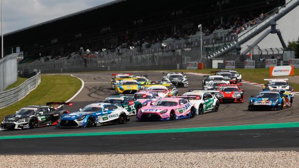 <p>Das Publikum erlebte spektakuläre Rennen am Nürburgring.</p>