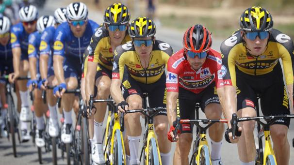 <p>Primoz Roglic (Dritter von rechts) fuhr bei der neunten Vuelta-Etappe auf Platz zwei.</p>