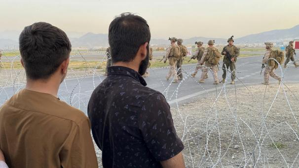 <p>US-Soldaten bewachen eine Absperrung am internationalen Flughafen.</p>