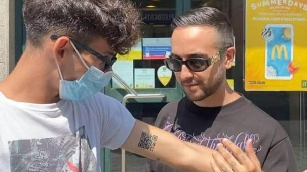 <p>Andrea Colonnetta (links) hat sich seinen Impfnachweis auf den Oberarm tätowieren lassen.</p>