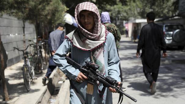 <p>Ein Taliban-Kämpfer steht an einem Kontrollpunkt im Viertel Wazir Akbar Khan in afghanischen Hauptstadt Kabul.</p>