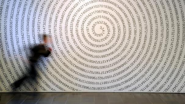 <p>Ein Schulkind läuft im deutschen Mitmachmuseum „Mathematikum“ an der auf eine Wand geschriebenen Kreiszahl Pi vorbei.</p>