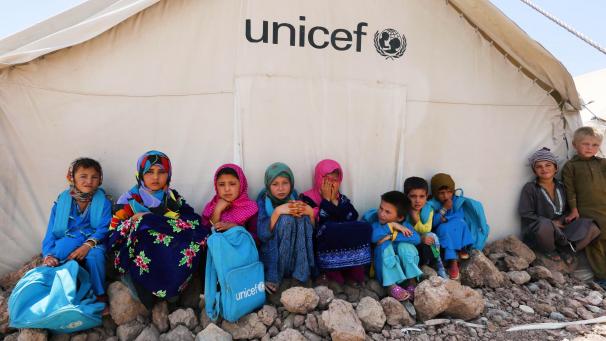 <p>Binnenvertriebene afghanische Kinder sitzen vor einer von UNICEF finanzierten, provisorischen Schule am Stadtrand von Herat: Das UN-Kinderhilfswerk Unicef will seine Arbeit in Afghanistan ausweiten.</p>