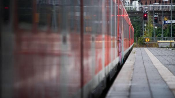 <p>Eine leere S-Bahn steht am Hauptbahnhof Hildesheim: Die Gewerkschaft Deutscher Lokomotivführer (GDL) hat ihren Streik bei der Deutschen Bahn am frühen Montagmorgen auch auf den Personenverkehr ausgeweitet.</p>