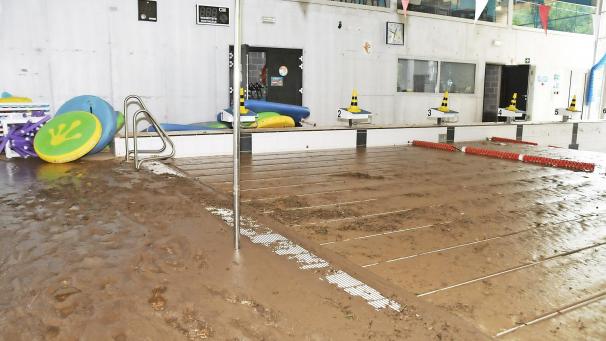 <p>Die Unwetterkatastrophe hatte das Eupener Wetzlarbad hart getroffen. An Schwimmunterricht ist hier in der nächsten Zeit nicht zu denken.</p>