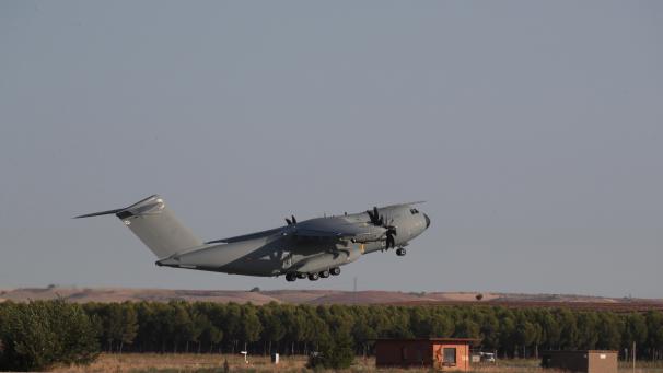 <p>Ein Militärflugzeug von Typ A400M der spanischen Streitkräfte startet vom Luftwaffenstützpunkt Torrejon de Ardoz in Madrid nach Dubai.</p>