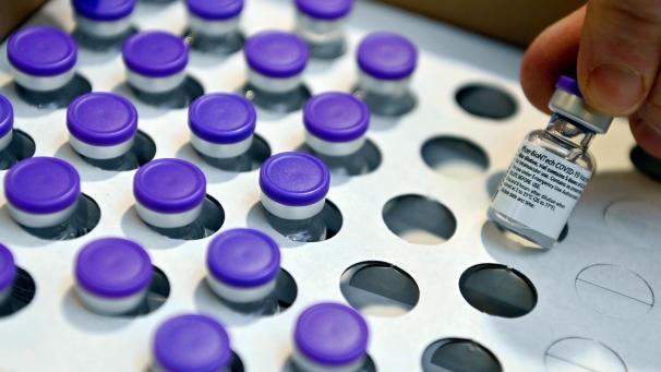 <p>Der Corona-Impfstoff von Biontech und Pfizer hat in den USA jetzt die vollständige Zulassung erhalten.</p>