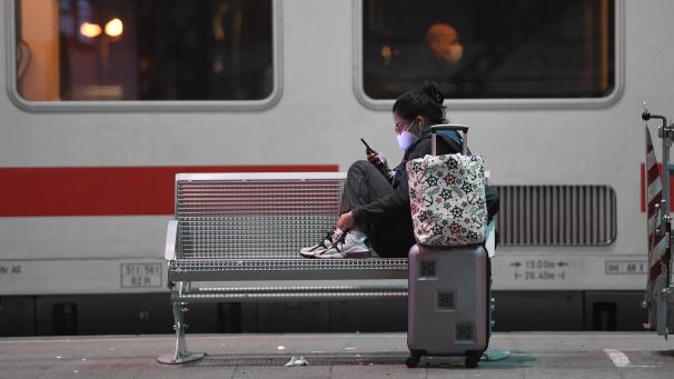<p>Eine Reisende wartet im Kölner Bahnhof auf den nächsten Zug: Die Gewerkschaft der Lokführer (GDL) streikt für bessere Konditionen.</p>