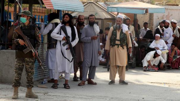 <p>Pakistanische Soldaten und afghanische Taliban stehen im Grenzort Torkham in Alarmbereitschaft, um unerwünschte Zwischenfälle zu vermeiden und die öffentliche Ordnung aufrechtzuerhalten, da die Sicherheitsvorkehrungen verschärft wurden.</p>