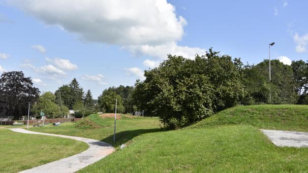 <p>Die Umgestaltung des Park Loten ist noch nicht abgeschlossen, aber doch deutlich sichtbar. Die Grünanlage soll fortan als gesellschaftlicher Treffpunkt im Bergviertel fungieren.</p>