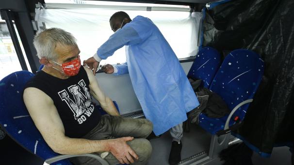 <p>Schon seit Wochen sind in Brüssel täglich mehrere Impfbusse unterwegs, die vorzugsweise in den „schwierigen“ Stadtvierteln halten. Sie verabreichen etwa 150 Spritzen pro Tag. Das reicht bei Weitem nicht, um den Impf-Rückstand aufzuholen.</p>